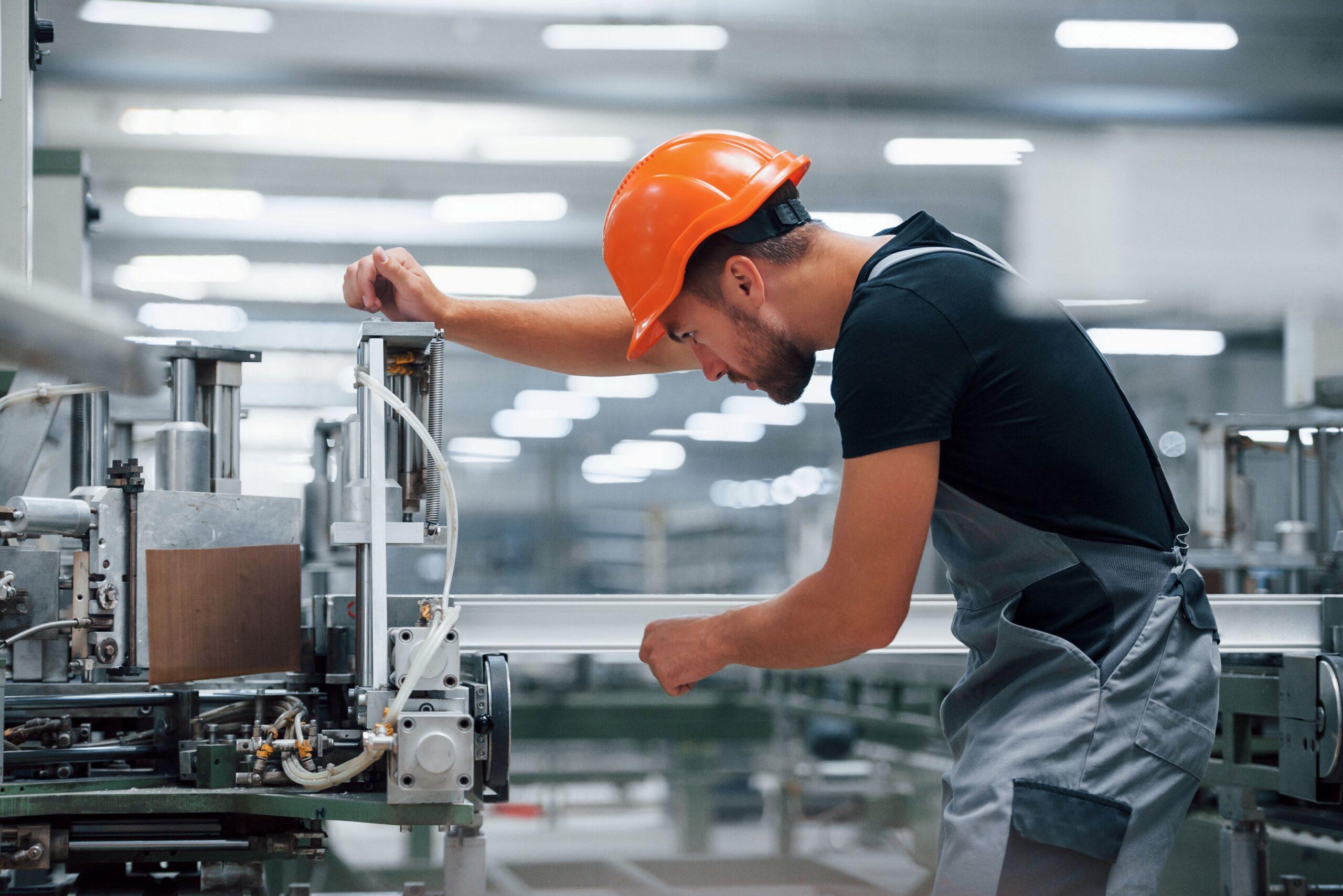 Ein Mann bei der Arbeit mit einem orangenen Helm